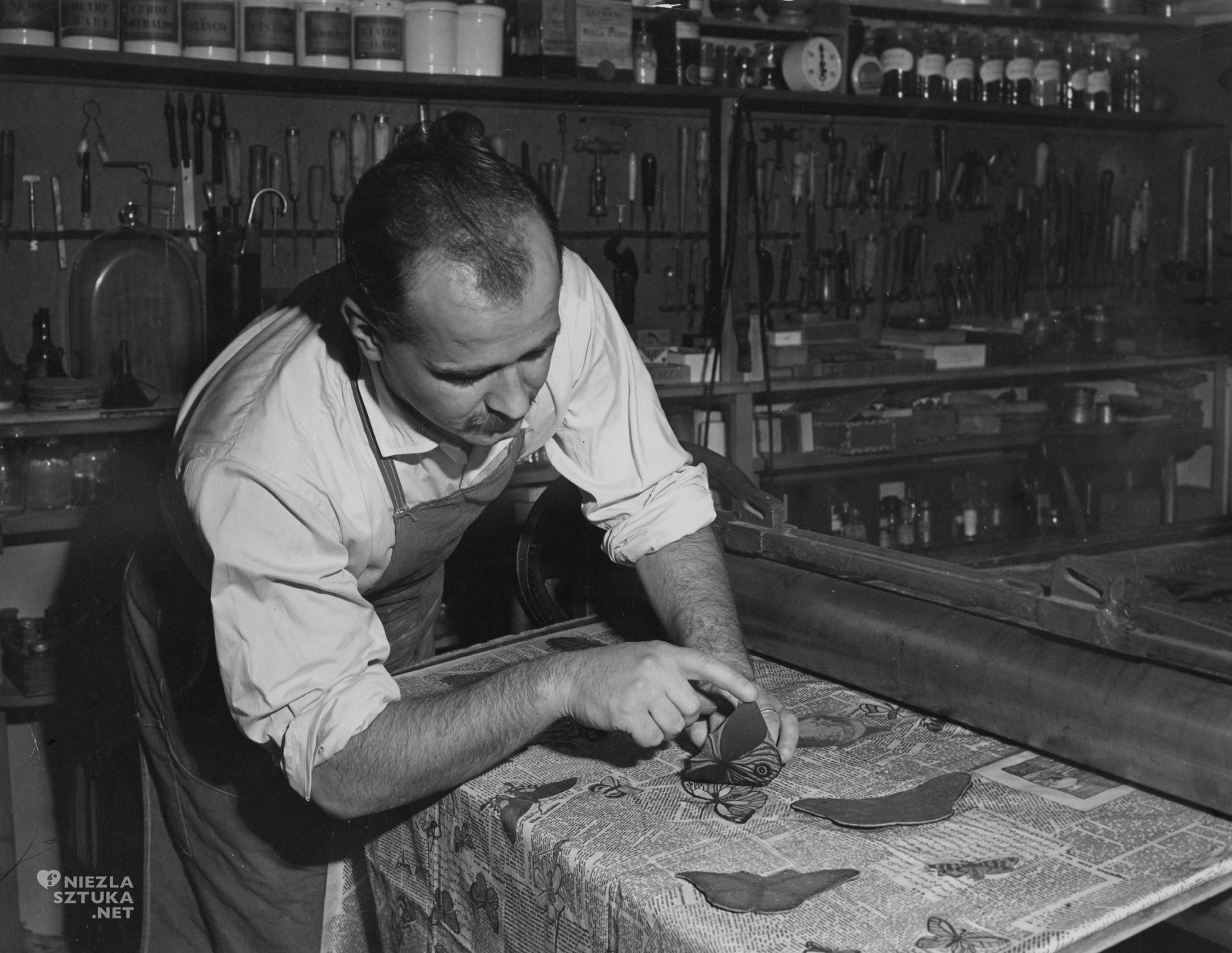 Piero Fornasetti przy pracy, sztuka włoska, zdjęcie, archiwum, niezła sztuka