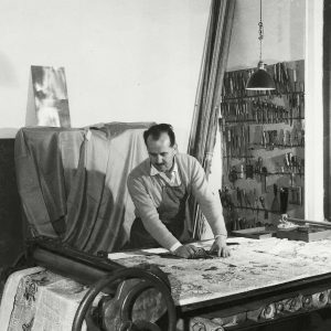 Piero Fornasetti ręcznie przygotowujący tkaninę Gazety i motyle, Giornali e Farfalle, sztuka włoska, Piero Fornasetti przy pracy, zdjęcie, archiwum, niezła sztuka