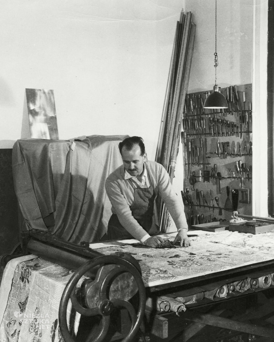 Piero Fornasetti ręcznie przygotowujący tkaninę Gazety i motyle, Giornali e Farfalle, sztuka włoska, Piero Fornasetti przy pracy, zdjęcie, archiwum, niezła sztuka