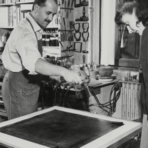 Piero Fornasetti i jego żona Giulia Gelmi ręcznie kolorują szaliki za pomocą aerografu w Atelier w Mediolanie, Piero Fornasetti, Giulia Gelmi, sztuka włoska, zdjęcie, archiwum, niezła sztuka