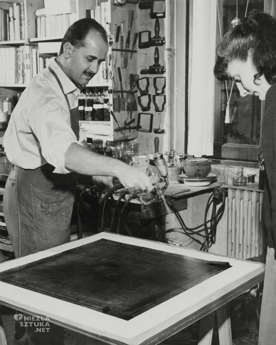 Piero Fornasetti i jego żona Giulia Gelmi ręcznie kolorują szaliki za pomocą aerografu w Atelier w Mediolanie, Piero Fornasetti, Giulia Gelmi, sztuka włoska, zdjęcie, archiwum, niezła sztuka