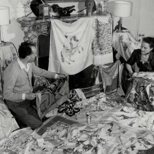 Piero Fornasetti i jego żona Giulia Gelmi prezentują kolekcję ręcznie zdobionych szalików, Piero Fornasetti, Giulia Gelmi, sztuka włoska, zdjęcie, archiwum, niezła sztuka