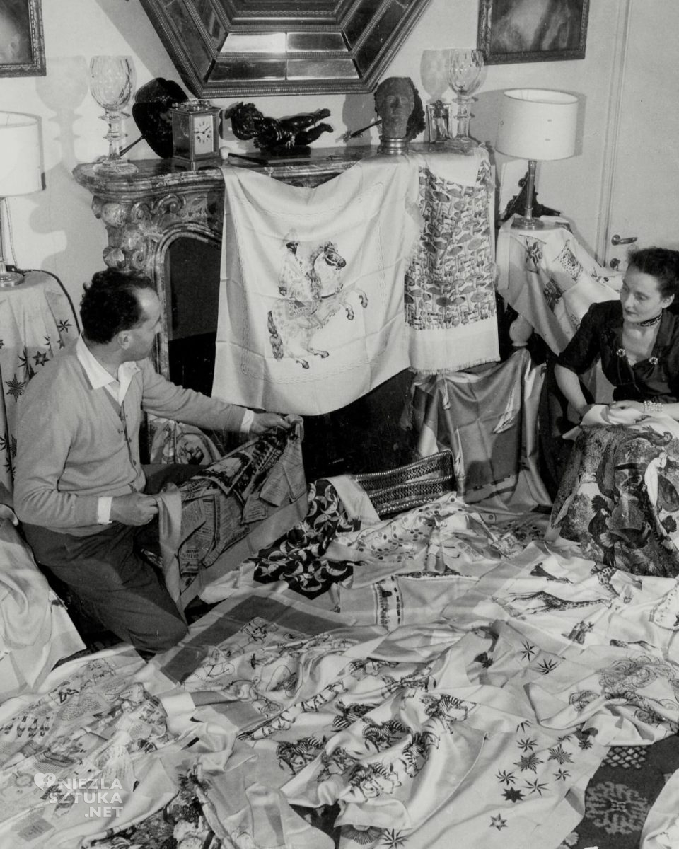 Piero Fornasetti i jego żona Giulia Gelmi prezentują kolekcję ręcznie zdobionych szalików, Piero Fornasetti, Giulia Gelmi, sztuka włoska, zdjęcie, archiwum, niezła sztuka