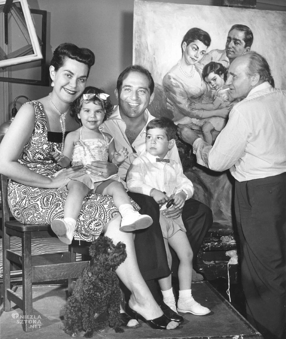 Eliasz Kanarek przy pracy nad portretem rodzinnym Roberta Merrilla, Robert Merrill, sztuka polska, sztuka amerykańska, artysta przy pracy, zdjęcie, archiwum, fotografia, niezła sztuka