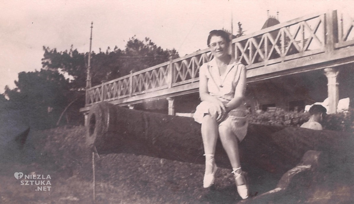Dorota na armacie z czasów Napoleona wykopanej na plaży Arkachon, Dorota Berlinerblau, Dorota Seydenman, sztuka polska, kobiety w sztuce, malarstwo w sztuce, fotografia, zdjęcie, archiwum, niezła sztuka