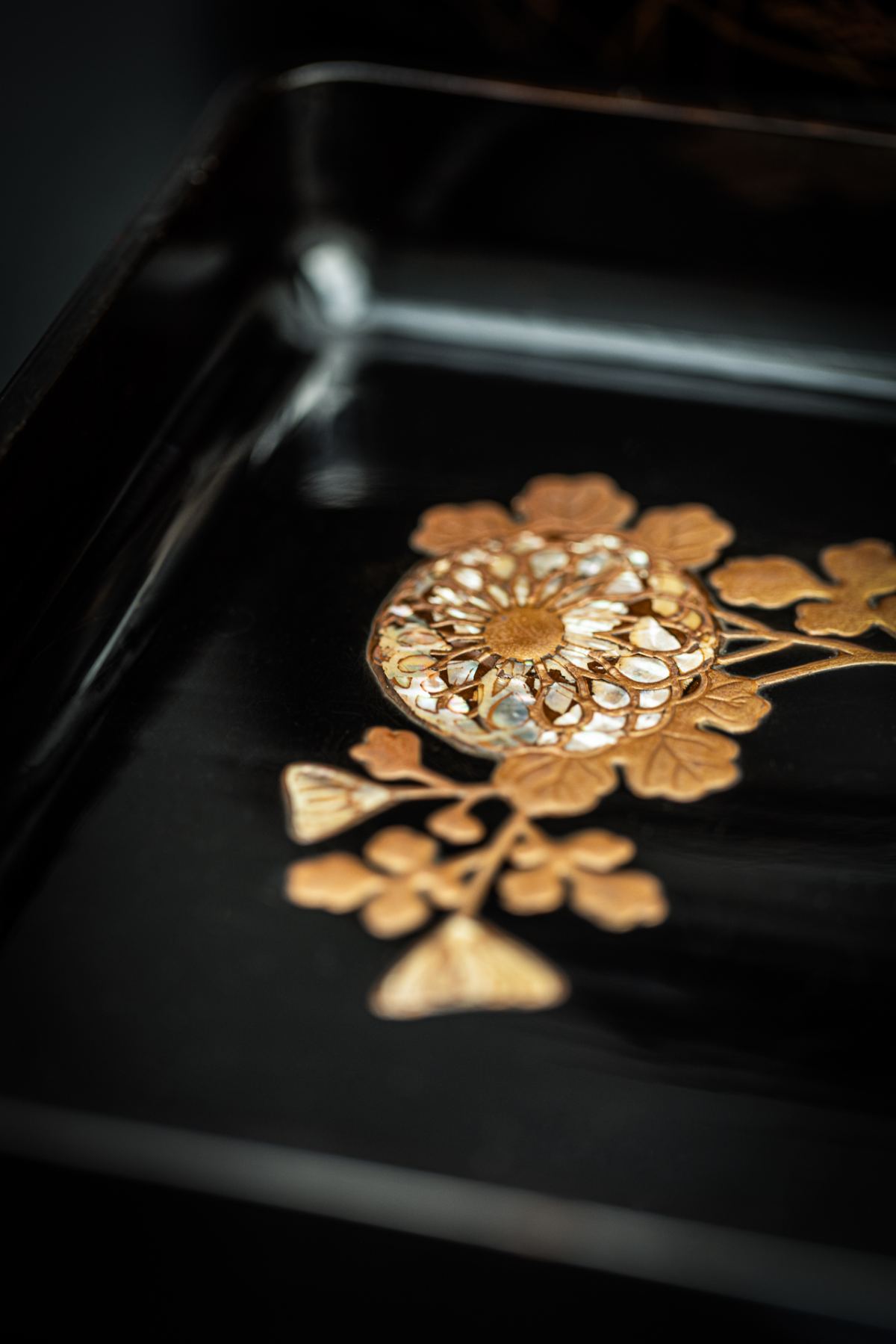 Lśnienie czasu. Japońska laka w sztuce użytkowej, Muzeum Sztuki i Techniki Japońskiej Manggha, sztuka japońska, laka, naczynia z laki, laka japońska, niezła sztuka