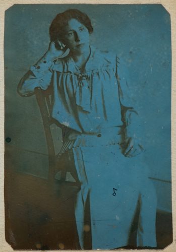 Siedząca kobieta, portret, pseudosolaryzacja, fotografia żelatynowo-srebrowa, historia fotografii, fotografia artystyczna, niezła sztuka