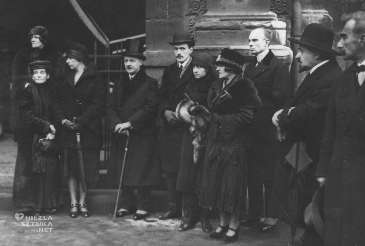 Pogrzeb Marii z Malewskich Mickiewicz, żony Władysława Mickiewicza. Od lewej: Olga Boznańska, Wanda Chełmońska, Stefański, Paweł Kucharski, tłumaczka Aum i inni, zdjęcie, archiwum, niezła sztuka