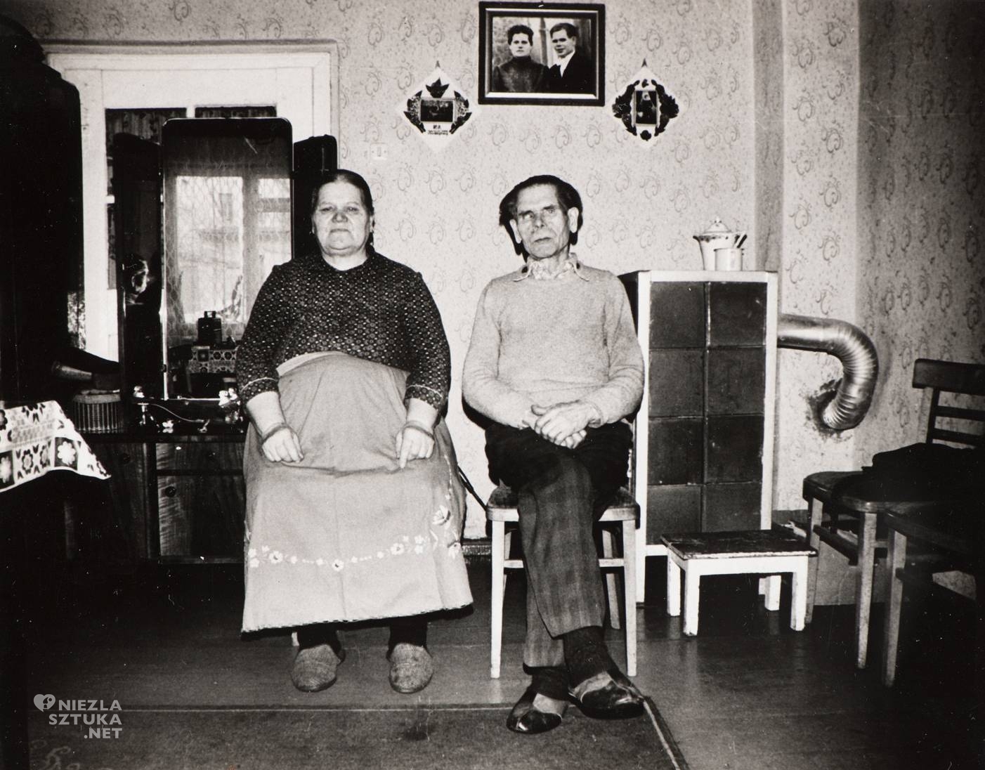 Zofia Rydet, Kobieta i mężczyzna w pokoju, Zapis socjologiczny, fot. czarno-biała, fot. żelatynowo-srebrowa, historia fotografii, fotografia artystyczna, niezła sztuka