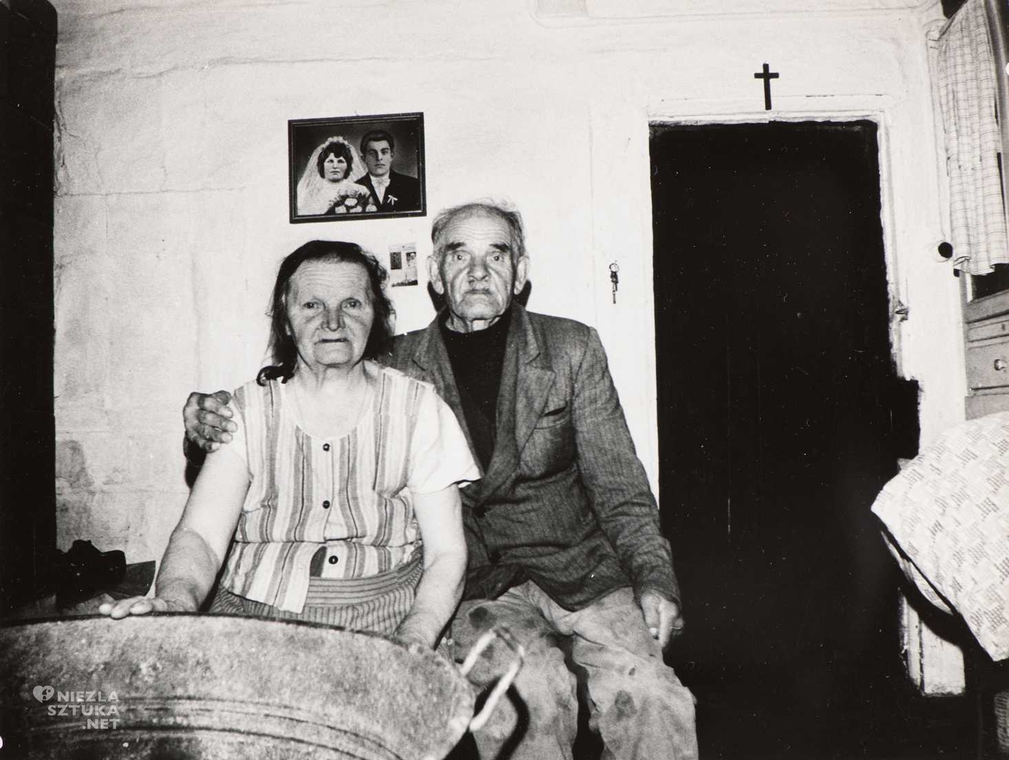 Zofia Rydet, Kobieta i mężczyzna w izbie, Zapis socjologiczny, fot. czarno-biała, fot. żelatynowo-srebrowa, historia fotografii, fotografia artystyczna, niezła sztuka