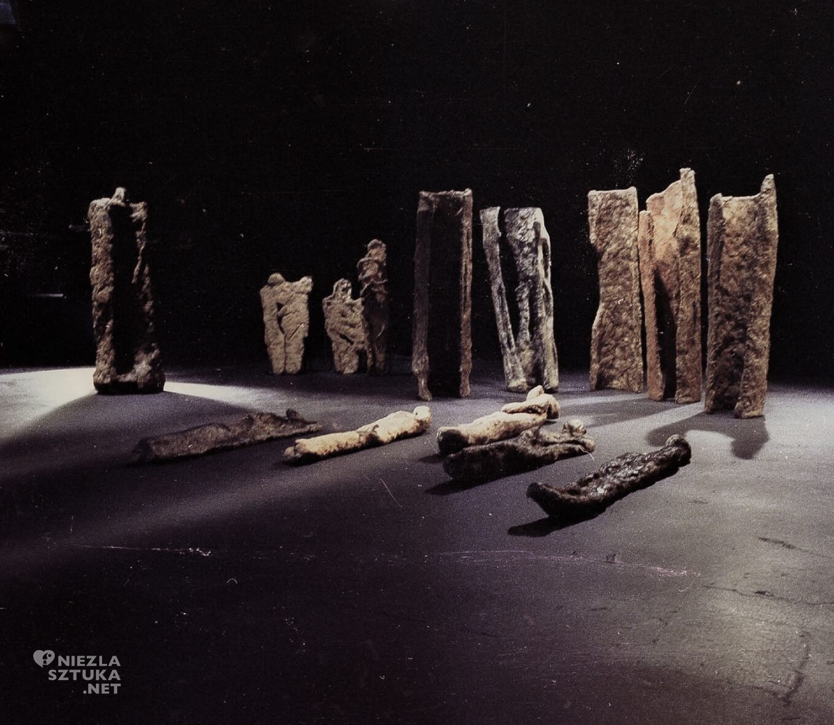 Bożenna Biskupska, Misterium Czasu, rzeźby z 41 Biennale w Wenecji w studio telewizyjnym, sztuka polska, sztuka współczesna, kobiety w sztuce, Fundacja Sztuki Współczesnej In Situ, Niezła Sztuka