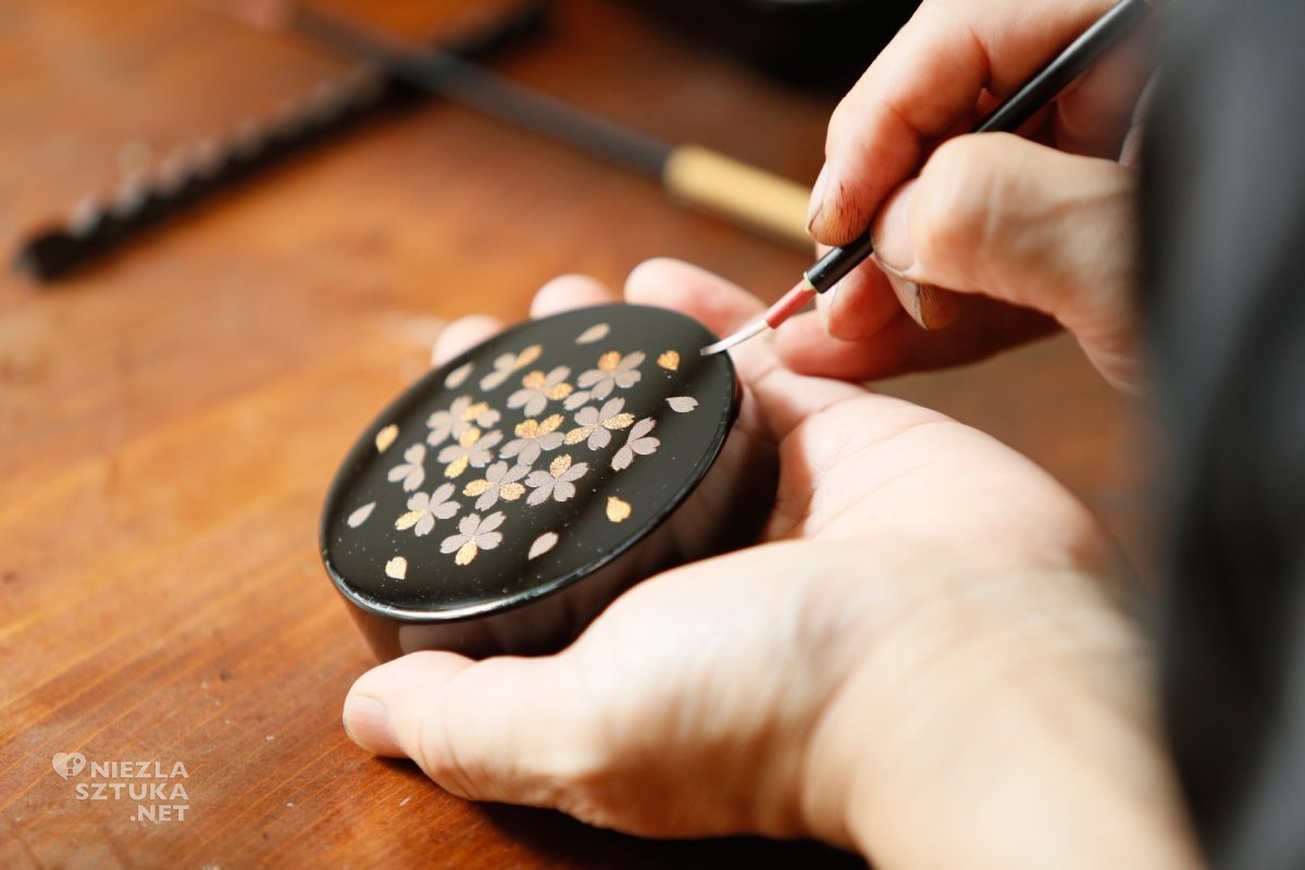 Kazumi Murose przy pracy, Mejiro Institute of Urushi Conservation, laka, sztuka japońska, laka japońska, niezła sztuka