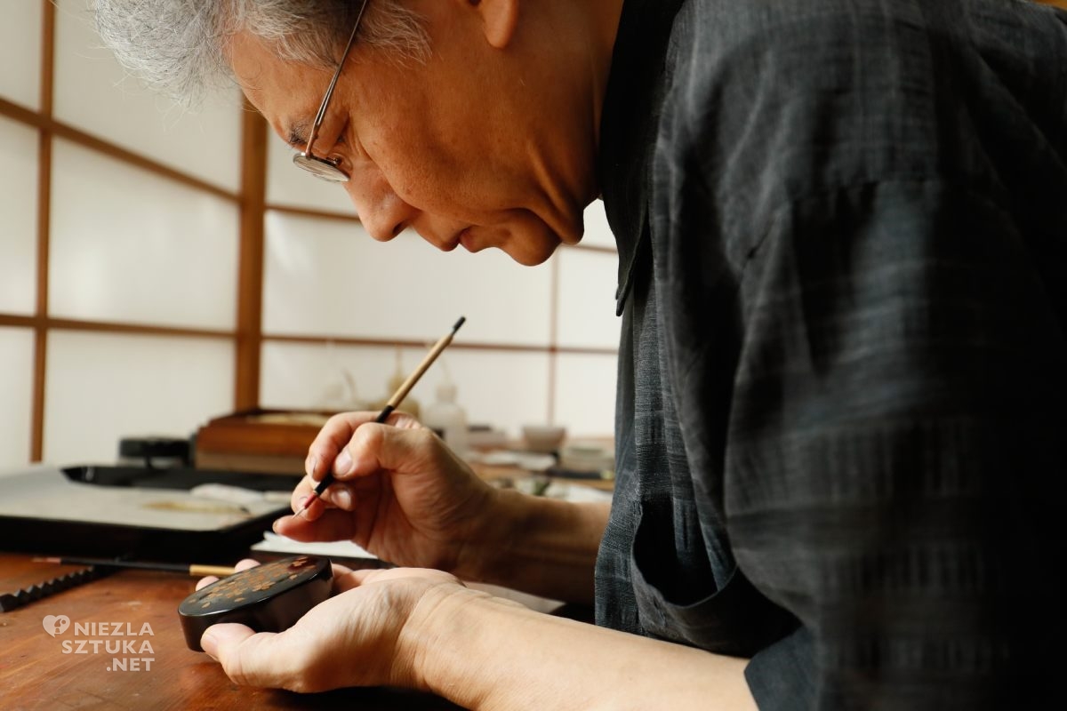 Kazumi Murose przy pracy, Mejiro Institute of Urushi Conservation, laka, sztuka japońska, laka japońska, niezła sztuka