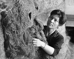 Magdalena Abakanowicz w swojej warszawskiej pracowni, sztuka polska, sztuka współczesna, kobiety w sztuce, niezła sztuka