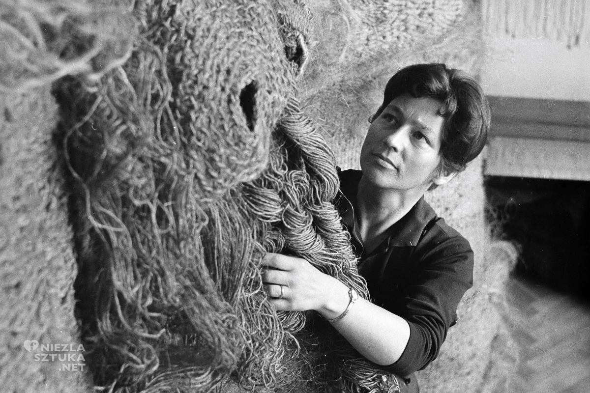 Magdalena Abakanowicz w swojej warszawskiej pracowni, sztuka polska, sztuka współczesna, kobiety w sztuce, niezła sztuka