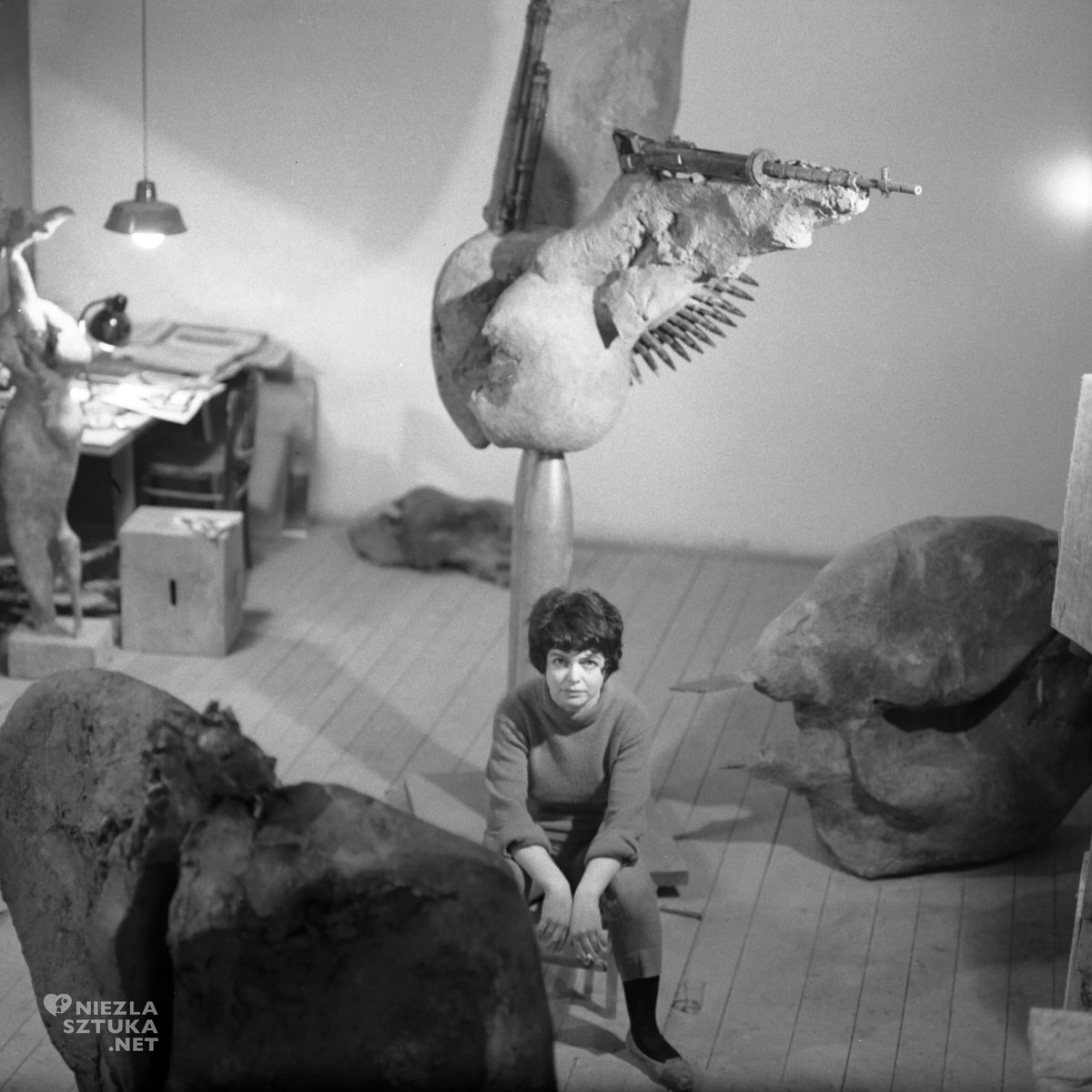 Alina Szapocznikow w pracowni, M. Karewicz, zdjęcie, archiwum, kobiety w sztuce, sztuka polska, niezła sztuka