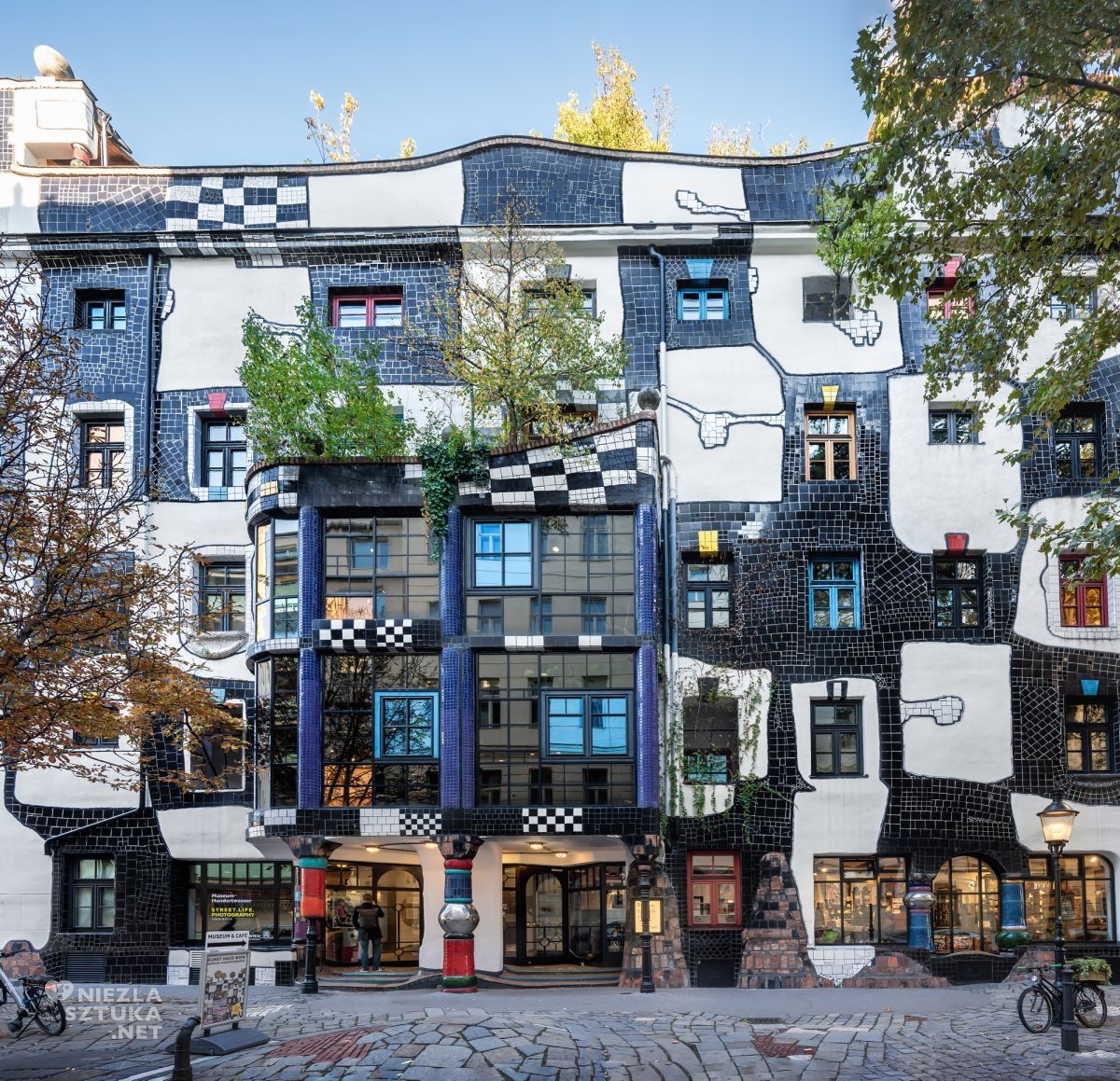 Kunst Haus - Museum Hundertwasser w Wiedniu, Wiedeń nieoczywisty, co zobaczyć w Wiedniu, przewodnik po Wiedniu, niezła sztuka