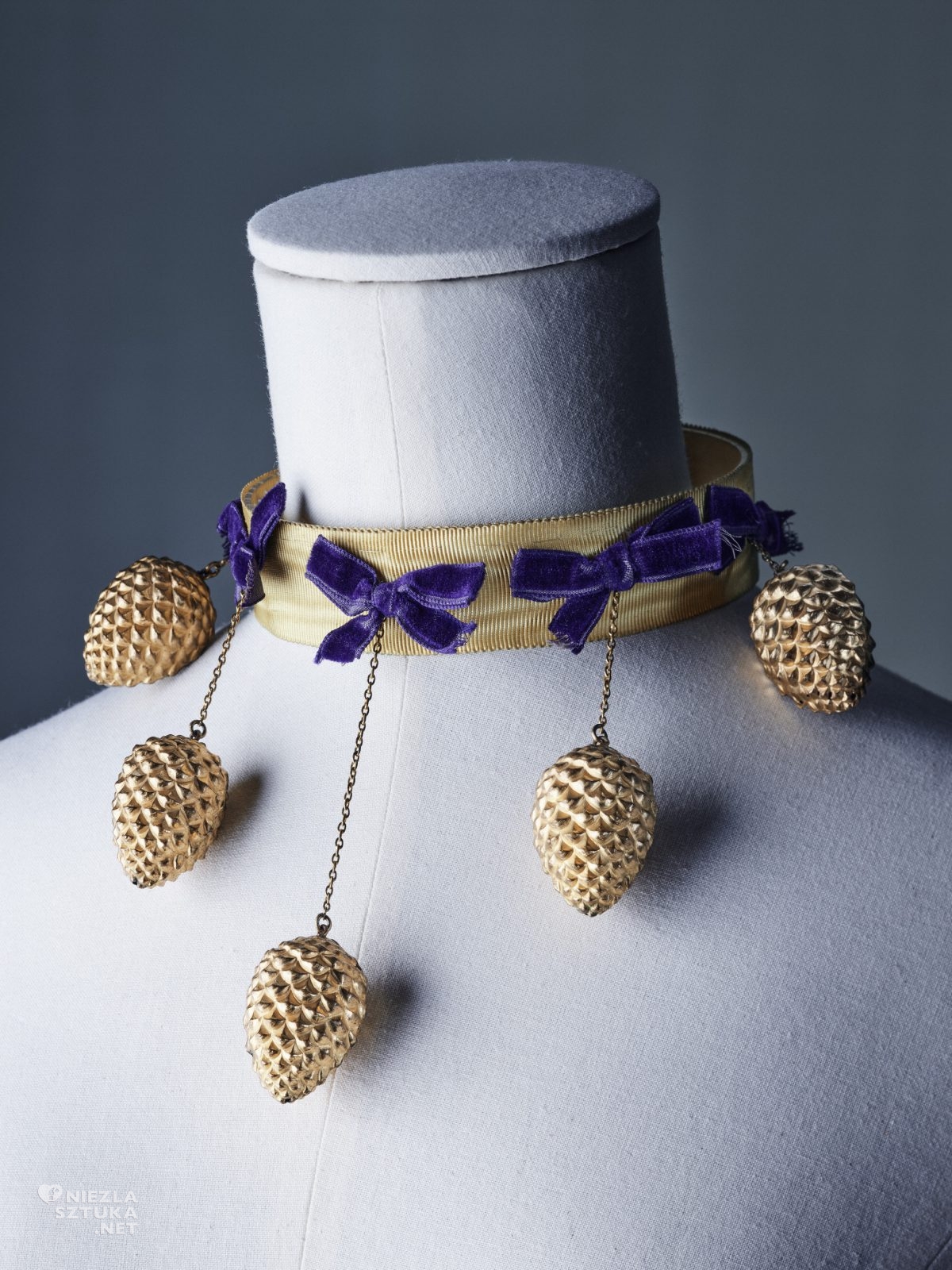 Elsa Schiaparelli, Naszyjnik z kolekcji Pogańskiej, Pagan, moda, sztuka współczesna, kobiety w sztuce, niezła sztuka