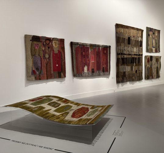 Krystyna Wojtyna-Drouet. Ja dla siebie nie istnieję, sztuka współczesna, sztuka polska, tkanina, sztuka kobiet, wystawa, relacja z wystawy, Zachęta Narodowa Galeria Sztuki, niezła sztuka