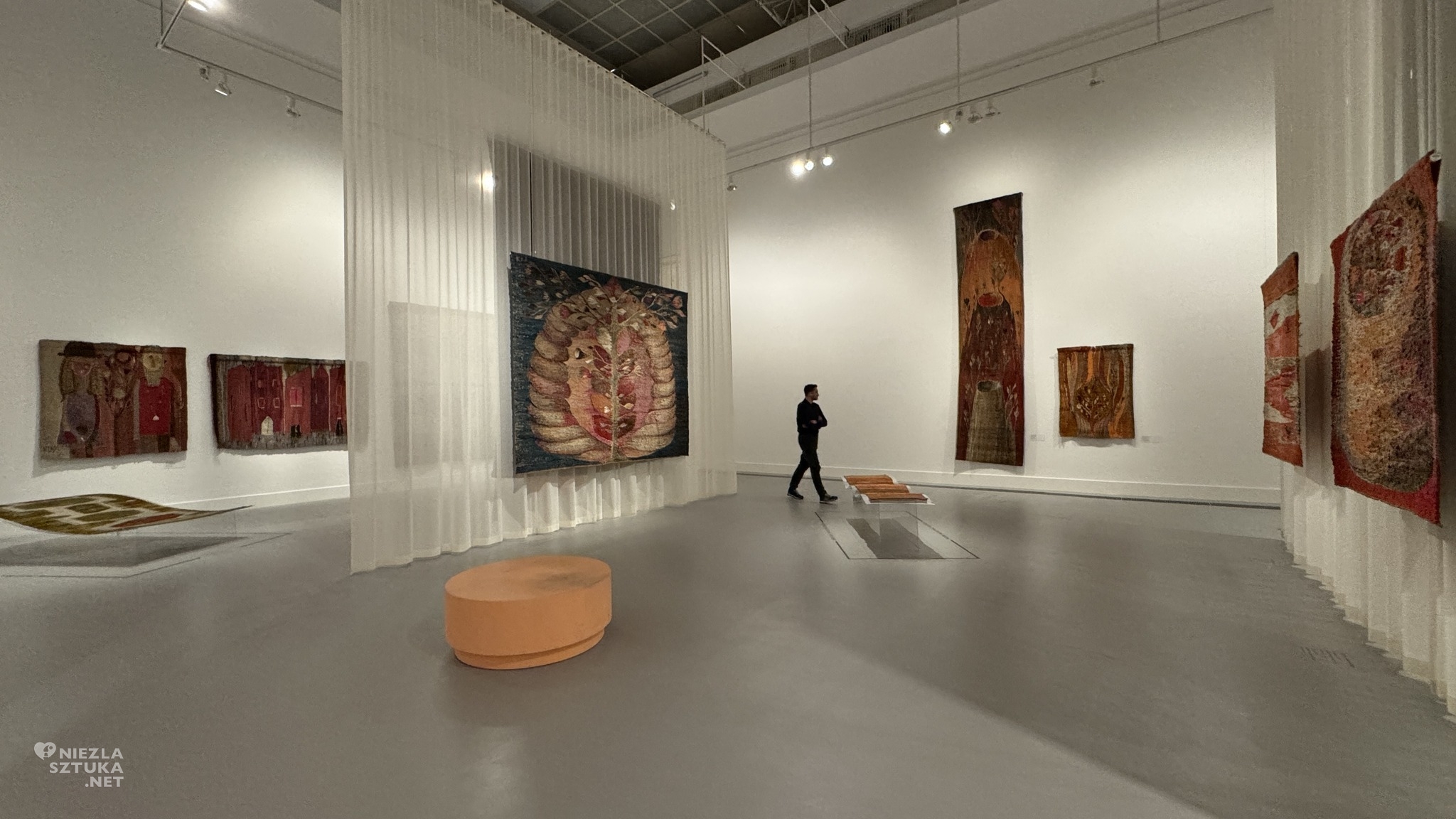 Krystyna Wojtyna-Drouet. Ja dla siebie nie istnieję, sztuka współczesna, sztuka polska, tkanina, sztuka kobiet, wystawa, relacja z wystawy, Zachęta Narodowa Galeria Sztuki, niezła sztuka