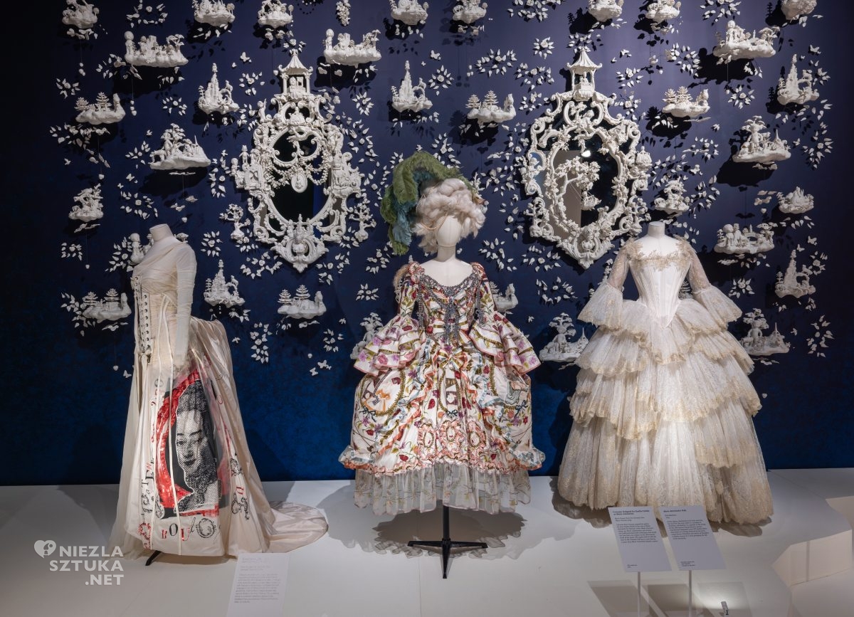 Wystawa Marie Antoinette Style, Victoria and Albert Museum, rzeczy Marii Antoniny, Maria Antonina, styl Marii Antoniny, moda, niezła sztuka