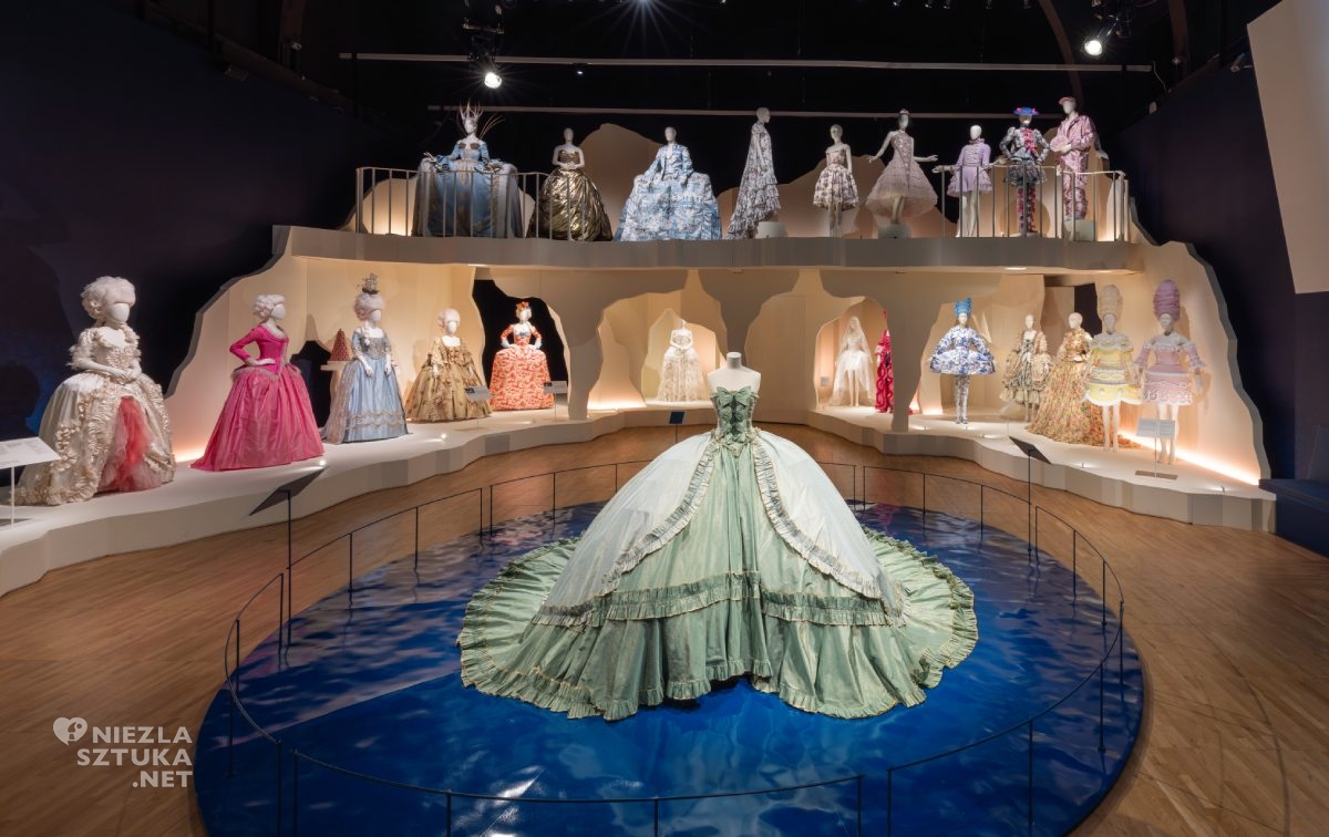 Wystawa Marie Antoinette Style, Victoria and Albert Museum, rzeczy Marii Antoniny, Maria Antonina, styl Marii Antoniny, moda, niezła sztuka