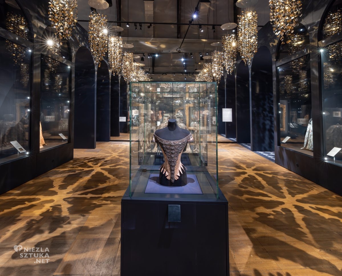 Wystawa Marie Antoinette Style, Victoria and Albert Museum, rzeczy Marii Antoniny, Maria Antonina, styl Marii Antoniny, moda, niezła sztuka