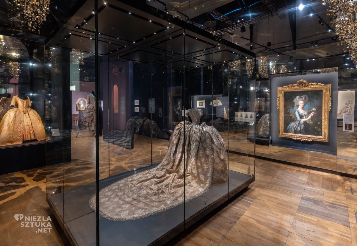 Wystawa Marie Antoinette Style, Victoria and Albert Museum, rzeczy Marii Antoniny, Maria Antonina, styl Marii Antoniny, moda, niezła sztuka