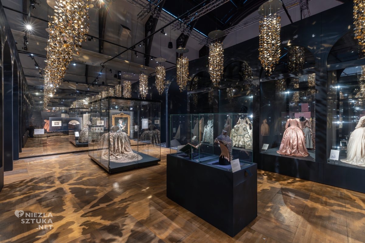 Wystawa Marie Antoinette Style, Victoria and Albert Museum, rzeczy Marii Antoniny, Maria Antonina, styl Marii Antoniny, moda, niezła sztuka