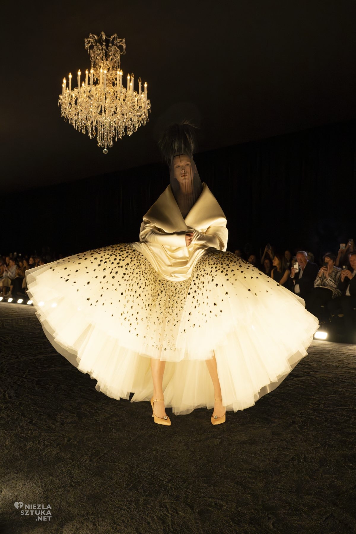 Look 30, Schiaparelli Haute Couture jesień-zima 2024, moda, sztuka współczesna, niezła sztuka