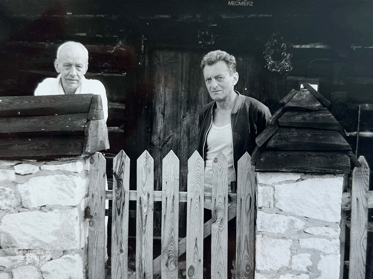 Wiesław Juszczak i Jacek Sempoliński przed swoim domem w Męćmierzu, sztuka polska, fotografia, zdjęcie, niezła sztuka