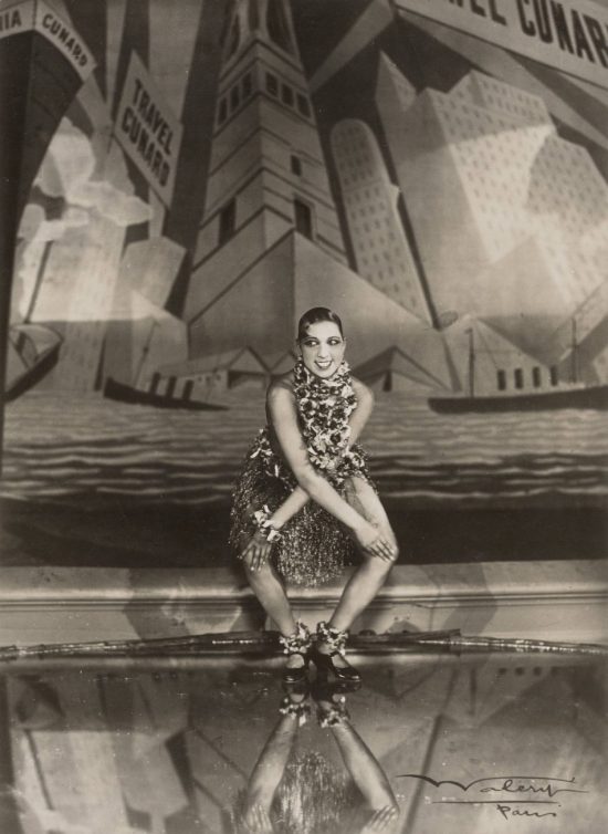Josephine Baker w trakcie występu w Folies Bergère, kobiety w sztuce, taniec, zdjęcie, archiwum, fotografia, niezła sztuka