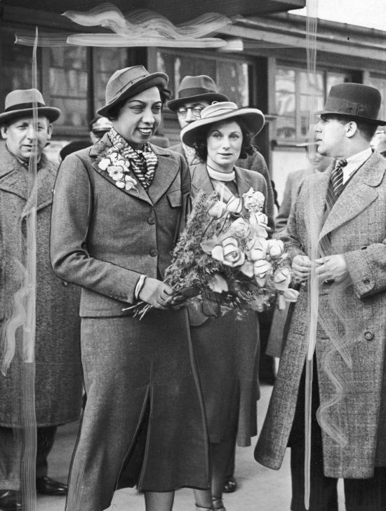 Powitanie Josephine Baker na dworcu w Warszawie, Josephine Baker w Polsce, George Hoyningen-Huene Estate Archives, zdjęcie, archiwum, fotografia, niezła sztuka