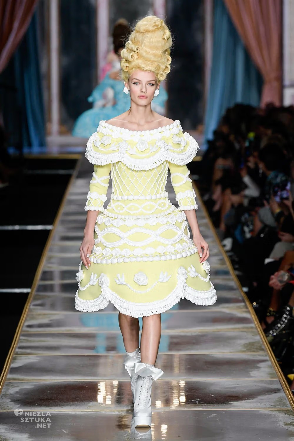 Jeremy Scott dla Moschino, kolekcja jesień/zima 2020, Filippo Fior, Maria Antonina, styl Marii Antoniny, moda, niezła sztuka