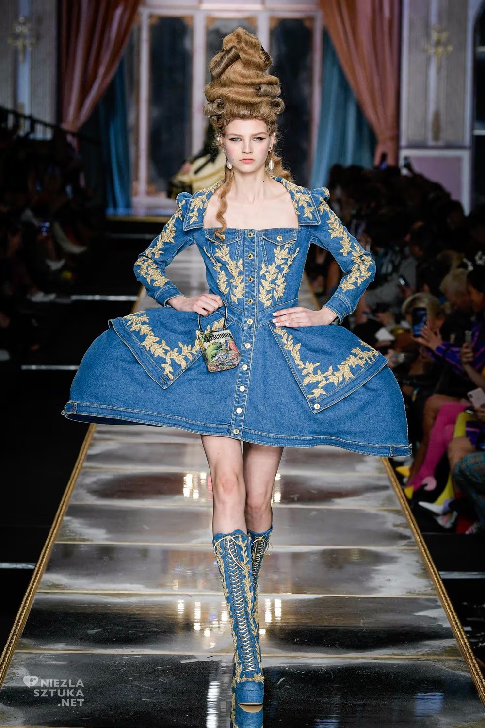 Jeremy Scott dla Moschino, kolekcja jesień/zima 2020, Filippo Fior, Maria Antonina, styl Marii Antoniny, moda, niezła sztuka