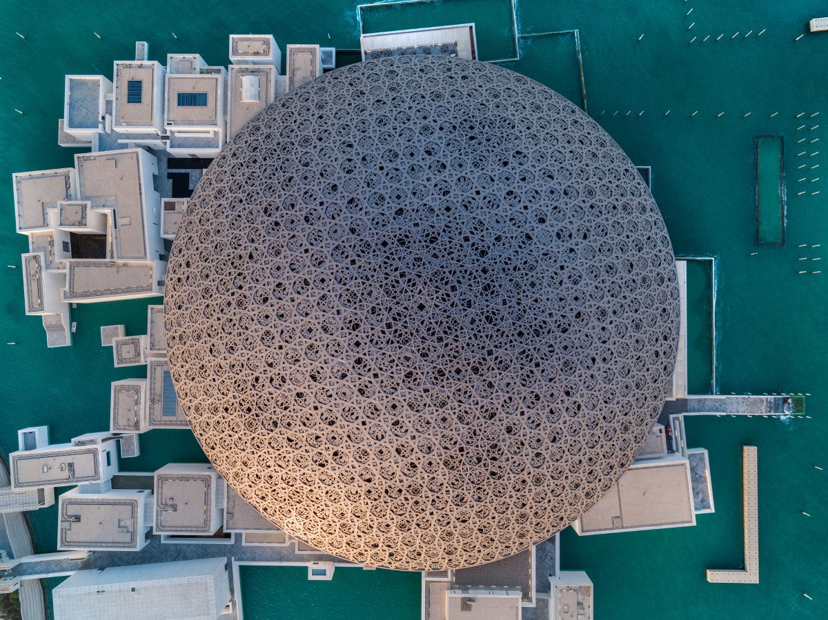 Louvre Abu Dhabi, Lurw Abu Zabi, Designerskie muzea świata, niezwykłe budynki, architektura, Najbardziej niezwykłe muzea na świecie, niezła sztuka