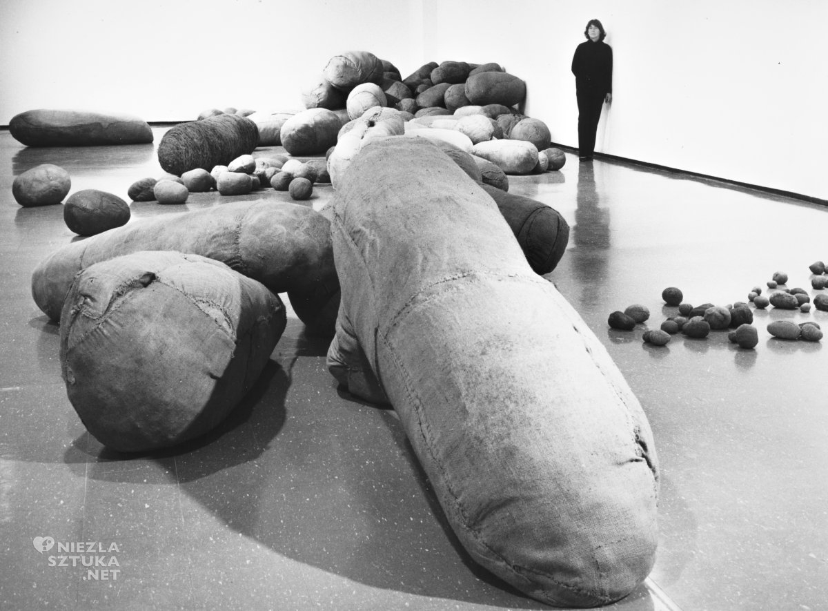 Magdalena Abakanowicz, wystawa w Chicago, zdjęcie, fotografia, archiwum, sztuka polska, kobiety w sztuce, sztuka współczesna, niezła sztuka