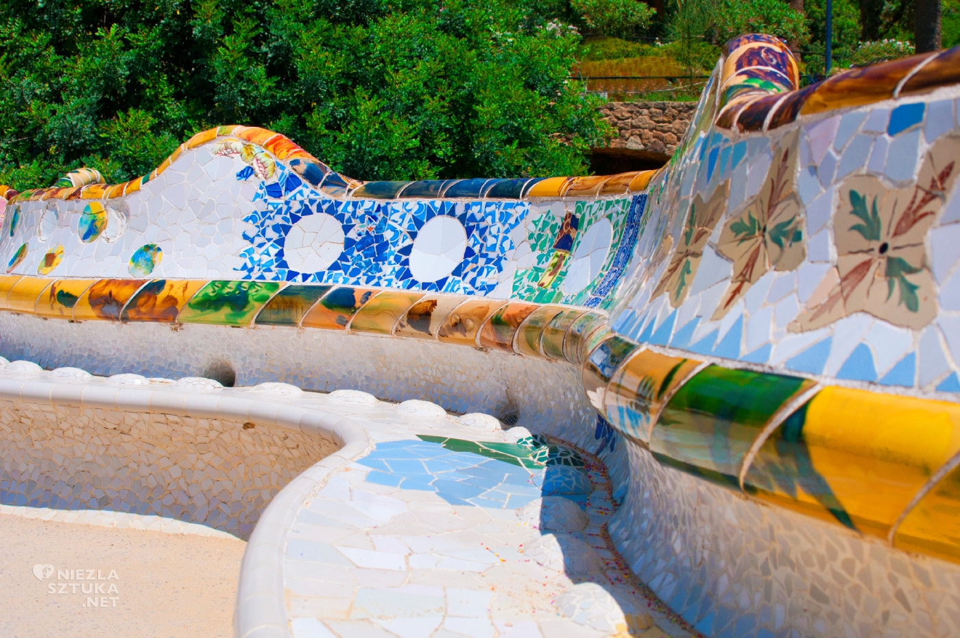 Mozaikowa ławka w Parku Güell, Park Güell, Antonio Gaudí, Antoni Gaudi, architektura, secesja, Art Nouveau, Barcelona, sztuka hiszpańska, sztuka katalońska, niezła sztuka