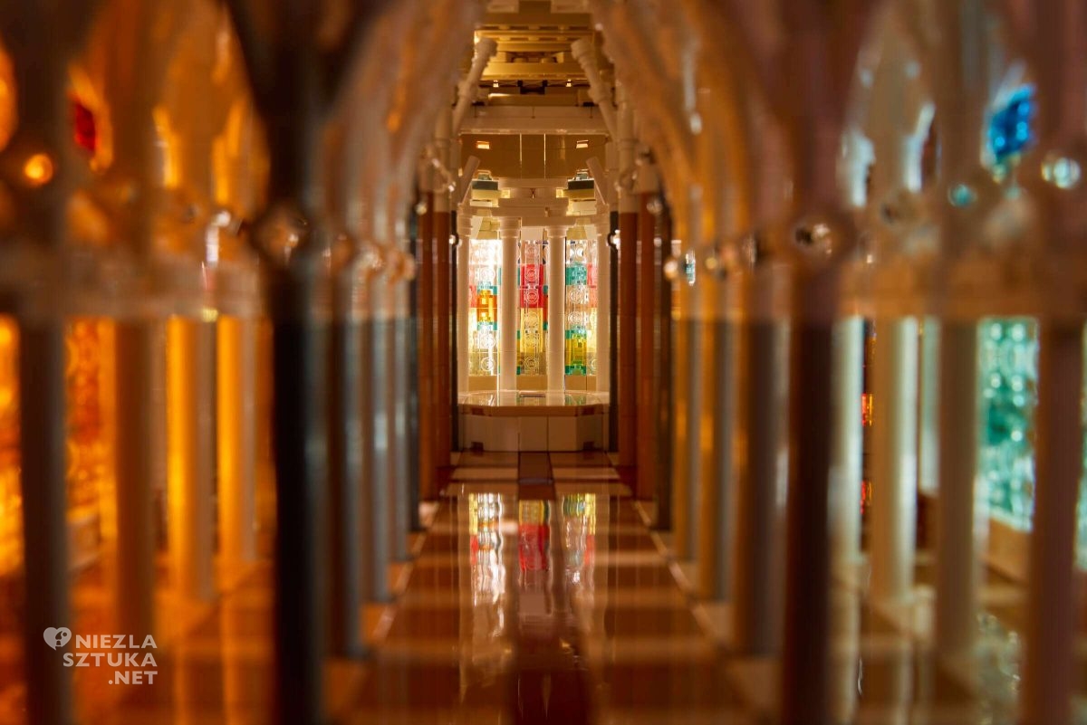 LEGO®, Sagrada Família, Antoni Gaudí, największy zestaw lego w historii, wnętrze zestawu lego, lego architektura, niezła sztuka