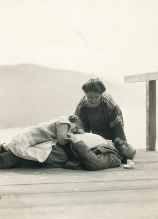Gustav Klimt z Therese Flöge i jej córką Gertrudą w Villi Paulick, Attersee, zdjęcie, fotografia, archiwum, secesja, sztuka austriacka, Niezła Sztuka