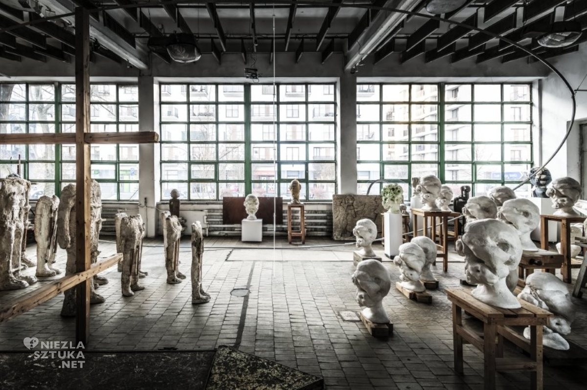 Magdalena Abakanowicz/ Wanda Czełkowska, Pracownia sztuki konceptualnej Wandy Czełkowskiej, Norbert Piwowarczyk, Wanda Czełkowska Studio, pracowanie artystyczne w Polsce, sztuka polska, kobiety w sztuce, sztuka współczesna, pracowania artysty, niezła sztuka