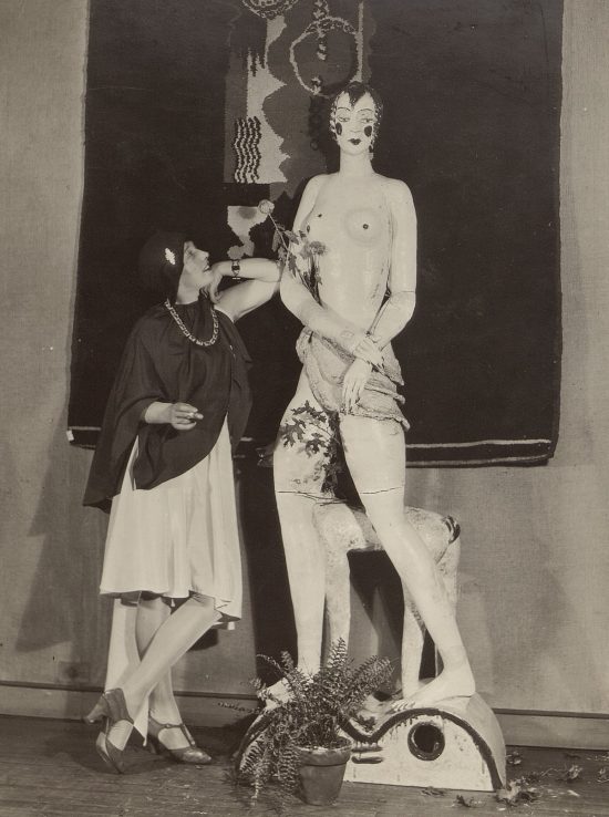 Vally Wieselthier ze swoją rzeźbą Współczesna młodzież na wystawie stowarzyszenia Contempora, rzeźba, sztuka austriacka, rzeźba, kobiety w sztuce, niezła sztuka
