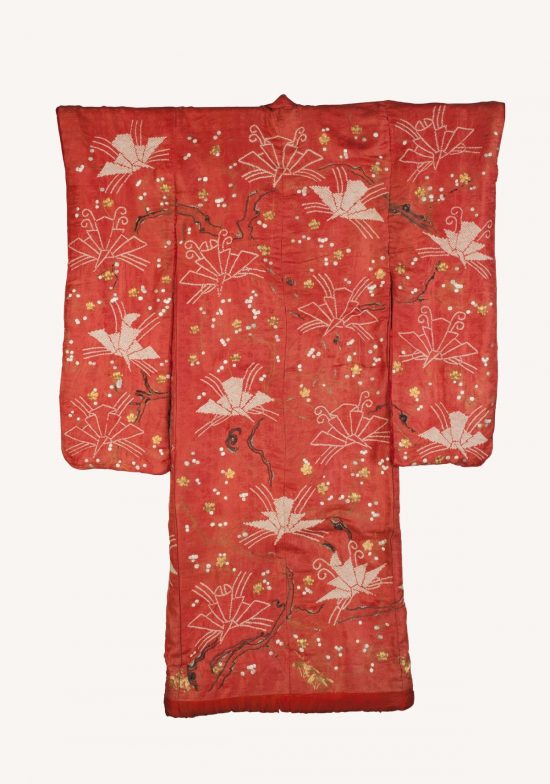 Kimono dziewczęce zimowe furisode, w białe motyle i gałęzie śliwy, Muzeum Narodowe w Krakowie, sztuka japońska, niezła sztuka