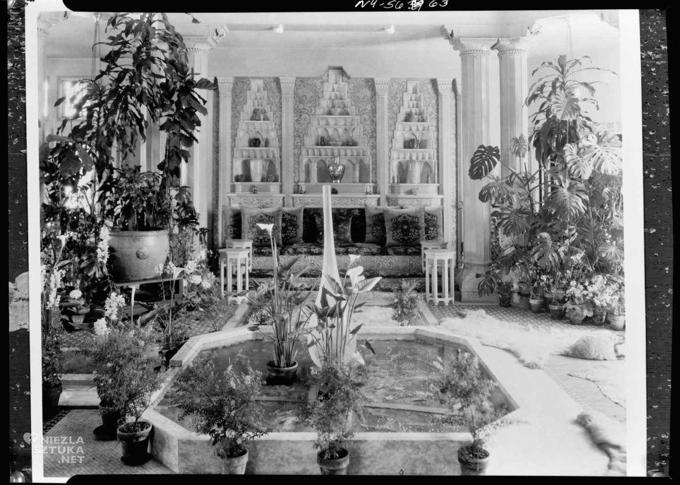 Centralny Dziedziniec posiadłości Laurelton Hall, Louis Comfort Tiffany, Niezła Sztuka